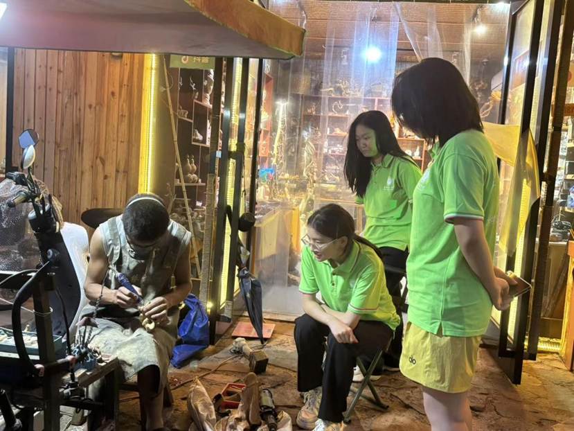 崖上筑语7月20日 参观民间手工艺人工作场所,观察手工艺制作过程 毕如钰13949807782...